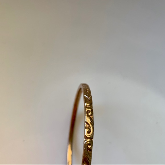 OFF 5TH Delicate gold tone bangle bracelet Scroll pattern Elegant style - Picture 2 of 5